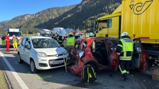 Insgesamt vier Personen wurden verletzt, zwei davon schwer. (Bild: zoom.tirol, Krone KREATIV)