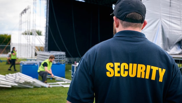 Security guards and workers at concerts are often "unchecked". (Bild: stock.adobe.com/Monkey Business - stock.adobe.com)