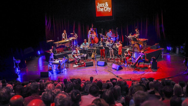 Das Andromeda Mega Express Orchestra eröffnete das viertägige Musikfestival am Donnerstagabend in der Szene. Die Besucher trudelten teilweise schon eine Stunde eher ein. (Bild: Tschepp Markus)