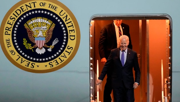 US-Präsident Joe Biden stieg am späten Donnerstagabend aus seiner Air Force One in Berlin aus. (Bild: APA/AP)