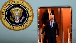 US-Präsident Joe Biden stieg am späten Donnerstagabend aus seiner Air Force One in Berlin aus. (Bild: APA/AP)