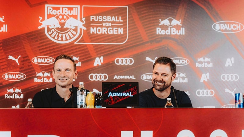 Alles wieder gut? Lijnders (li.), Seonbuchner lachen. (Bild: Fabian Weirather - FC Red Bull Salzburg)