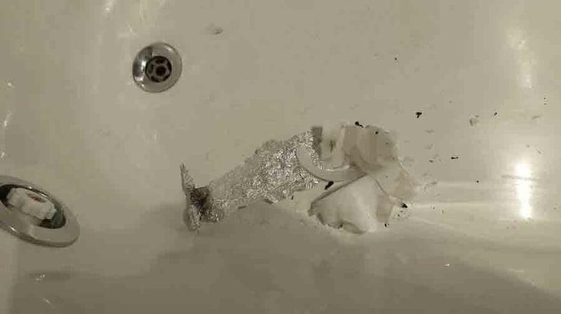 More aluminum foil and a burnt candle were found in the bathtub. (Bild: Photo Press Service)