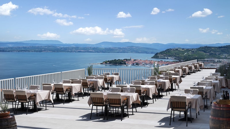 Das Restaurant Kamin im Belvedere Ressort befindet sich im Naturpark Strunjan auf einem Hügel unmittelbar über dem Meer und bietet einen großartigen Blick auf den Golf von Triest. (Bild: belvedere.si)