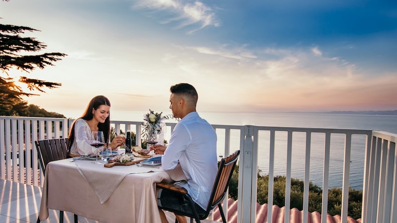 Die Terrasse des Restaurants bietet einen hervorragenden Ausblick auf Izola und den Golf von Triest. (Bild: belvedere.si)