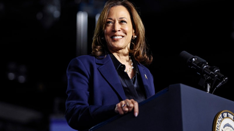 Kamala Harris (Bild: APA/AFP/KAMIL KRZACZYNSKI)