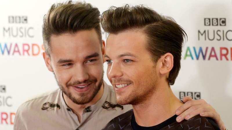 Liam Payne und Louis Tomlinson, der dem Sohn des Verstorbenen ein herzzerreißendes Versprechen gibt. (Bild: picturedesk.com/Joe Giddens / PA)