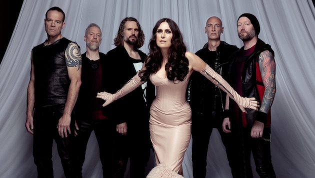 Hat ihre männliche Rasselbande seit knapp 30 Jahren sehr gut im Griff: Within-Temptation-Frontfrau Sharon den Adel. (Bild: Barracuda Music)