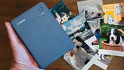 Mit Canons Selphy QX20 lassen sich Erinnerungen binnen weniger Sekunden zu Papier bringen.