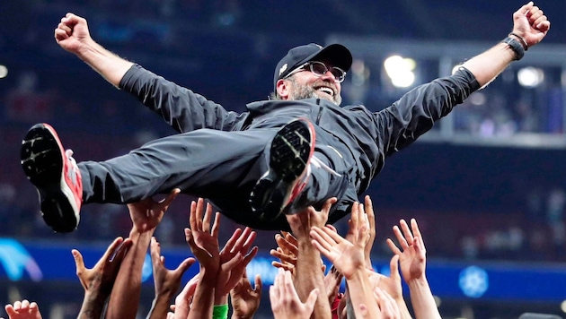 Jürgen Klopp is celebrated. His strengths: Motivating people, driving them to peak performance and turning them into winners (Bild: Manu Fernandez / AP / picturedesk.com)