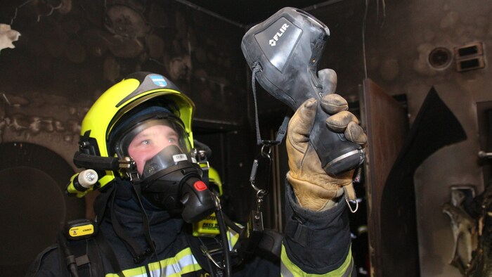 Feuerwehrmann mit Atemschutz