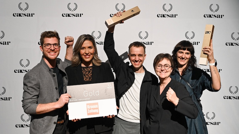 OÖ-Mediaprint sales manager Verena Derntl (2nd from left) congratulated the Superbrilliand agency headed by Christian Entmayr (center) and Maia Emilia Parussel (right). (Bild: Wenzel Markus)