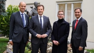 Von links: Christian Lagger (Elisabethinen), Landesrat Karlheinz Kornhäusl, Stadtrat Robert Krotzer und Peter Rosegger (Demenznetzwerk Steiermark) (Bild: Elisabethinen/Mußnig)