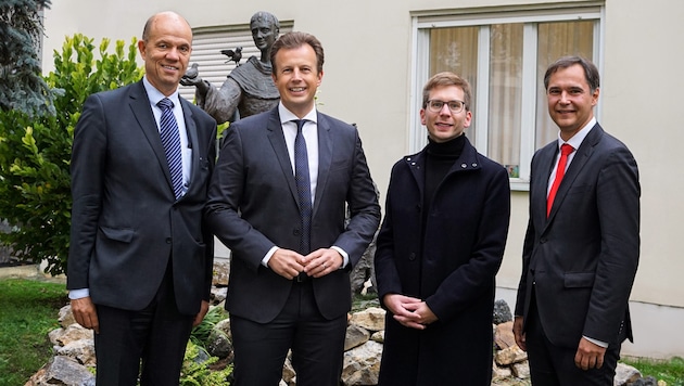 Von links: Christian Lagger (Elisabethinen), Landesrat Karlheinz Kornhäusl, Stadtrat Robert Krotzer und Peter Rosegger (Demenznetzwerk Steiermark) (Bild: Elisabethinen/Mußnig)