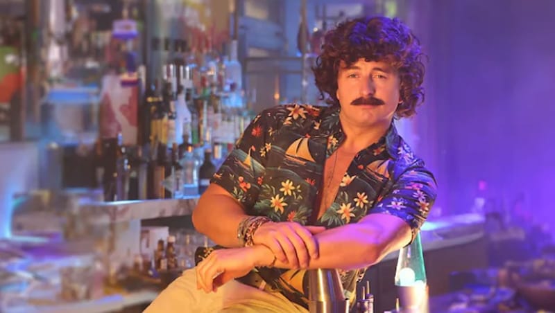 Gabalier in retro style: will the moustache and wig stay? (Bild: YouTube/Andreas Gabalier (Screenshot))