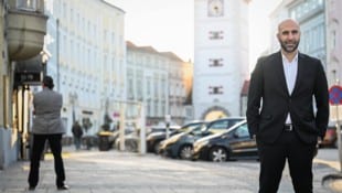 Ahmad Mansour vor seinem Vortrag in Wels zum Thema Extremismus und Fanatismus. Der Mann hinten im Bild ist einer von mehreren Personenschützern. (Bild: Wenzel Markus)