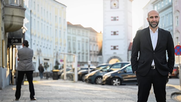 Ahmad Mansour vor seinem Vortrag in Wels zum Thema Extremismus und Fanatismus. Der Mann hinten im Bild ist einer von mehreren Personenschützern. (Bild: Wenzel Markus)