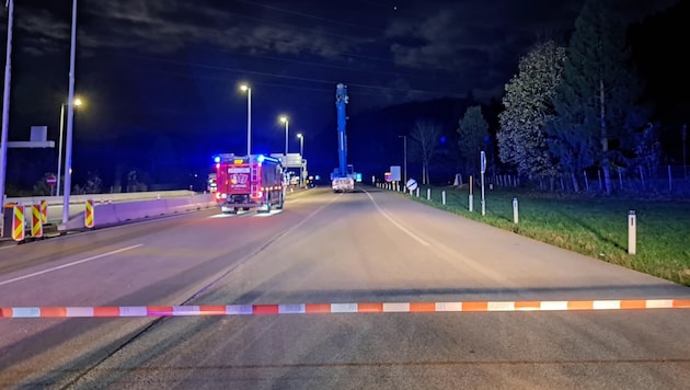 The crane hit a high-voltage power line. (Bild: FF St. Michael)