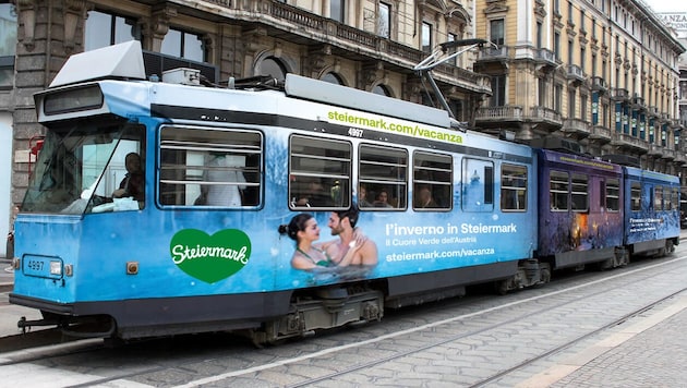 Gebäudebrandings und Straßenbahnen wie diese in Mailand sollen in den Nachbarländern die Werbetrommel für die steirischen Thermen, Skigebiete und Adventmärkte rühren. (Bild: STG)