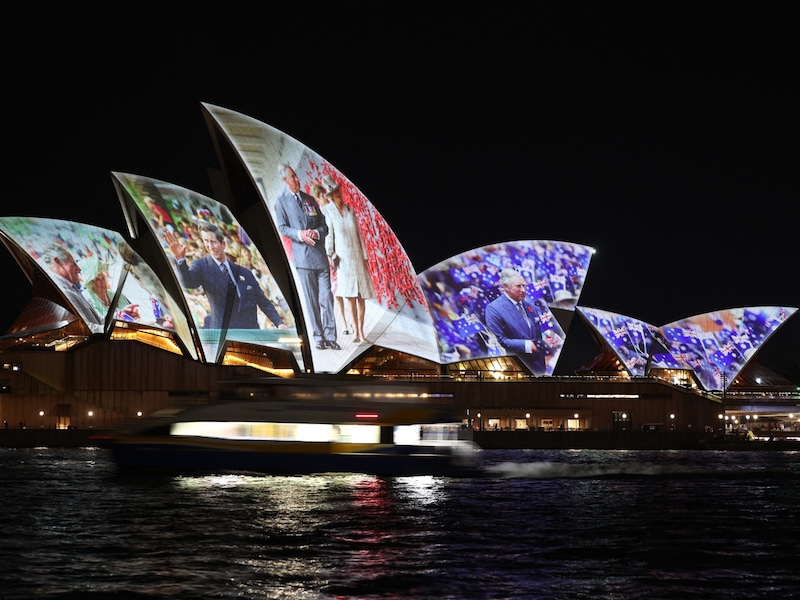 Das Opernhaus in Sydney grüßt Charles und Camilla mit Foto auf der Fassade. (Bild: APA Pool/David GRAY / AFP)