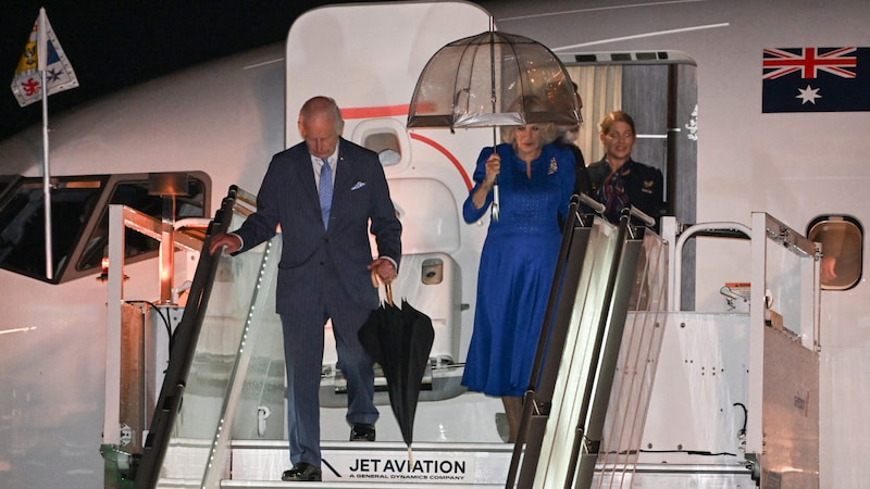 König Charles und Königin Camilla nach der Landung in Sydney (Bild: APA Pool/Saeed KHAN / AFP)