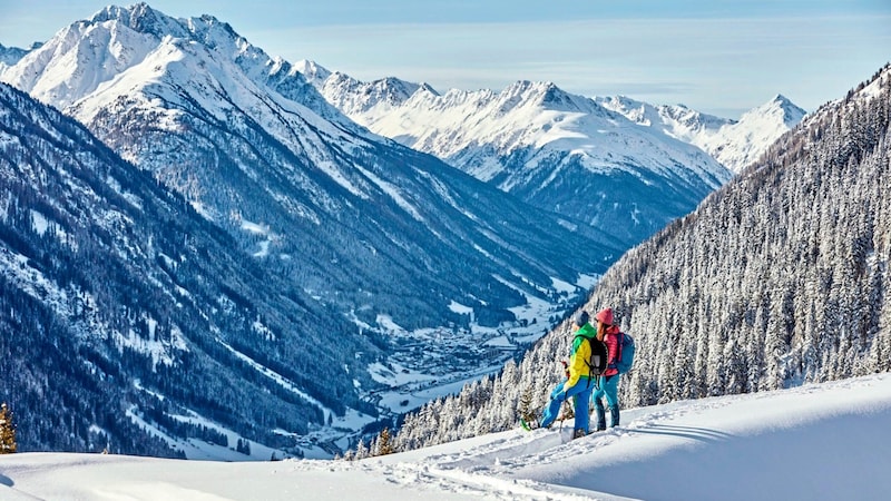 Snowshoe hiking in Kappl... (Bild: www.stefankuerzi.com)