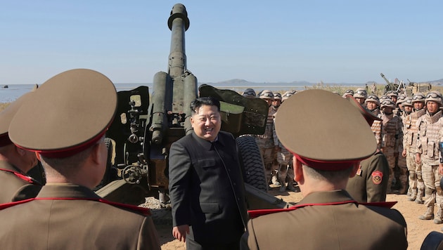 Kim Jong Un unterstützt Putin nicht nur mit Waffen ... (Bild: AP/Korea News Service)