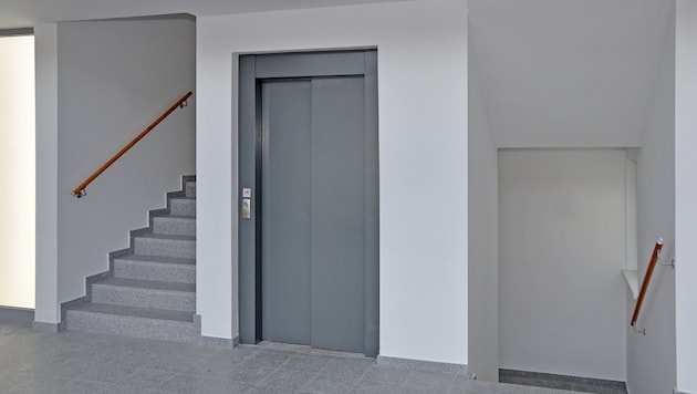 A 28-year-old got stuck in an elevator with his mother (symbolic image). (Bild: stock.adobe.com/photo 5000 – stock.adobe.com)