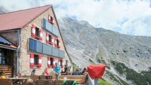 Die Erhaltung von Hütten – hier die Bettelwurfhütte im Karwendel – ist kostenintensiv. (Bild: Peter Freiberger)