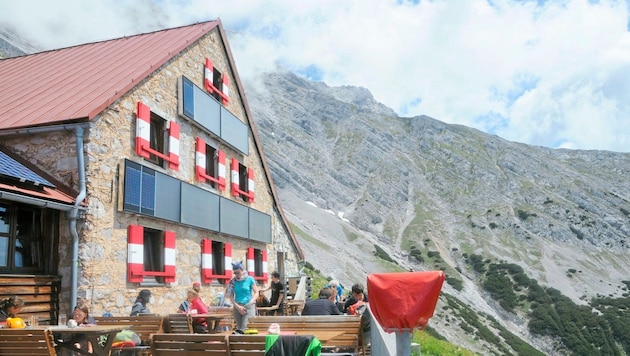 Die Erhaltung von Hütten – hier die Bettelwurfhütte im Karwendel – ist kostenintensiv. (Bild: Peter Freiberger)