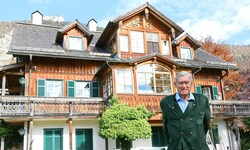 Hannes Androsch vor seinem Landhaus in Altaussee