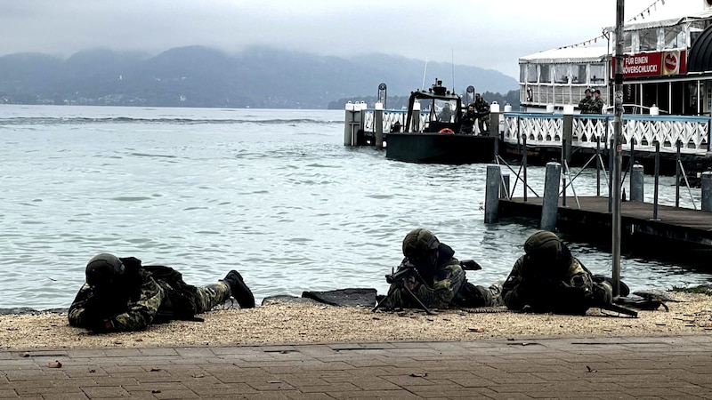 Die Elitesoldaten brachten sich Wörthersee-Ufer in Stellung. (Bild: Klaus Loibnegger)