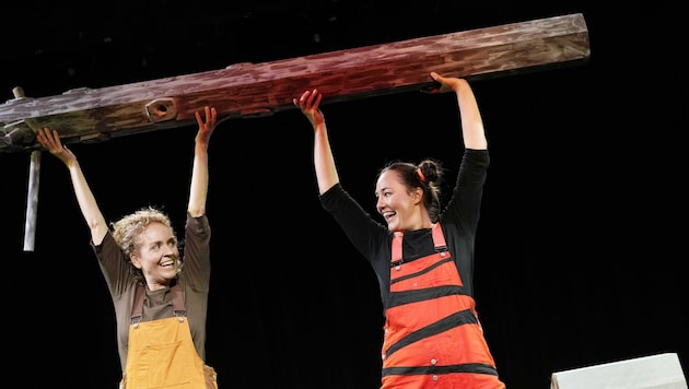 Lena Matthews-Noske is new to the ensemble, she plays a self-confident tiger; Katharina Schraml (right) is a lion. (Bild: reinhard winkler)