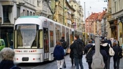 Als „fahrende Rolltreppe“ wurde das Angebot Altstadtbim 2013 eingeführt und soll Shopping-Anreize in der City setzen. (Bild: Pail Sepp)