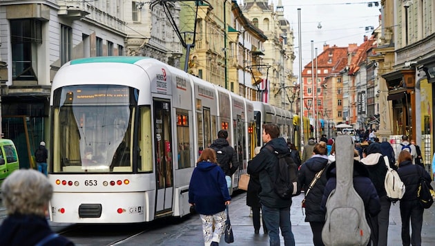 The Altstadtbim service was introduced in 2013 as a "moving escalator" and is intended to provide shopping incentives in the city center. (Bild: Pail Sepp)