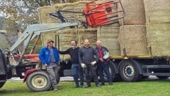 Ein engagiertes Team brachte die gespendeten Heuballen Donnerstag nach Rust am Tullnerfeld. (Bild: Sobe Hermann)