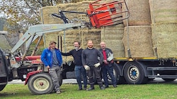 Ein engagiertes Team brachte die gespendeten Heuballen Donnerstag nach Rust am Tullnerfeld. (Bild: Sobe Hermann)