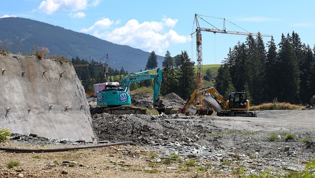 At Pass Thurn, 10 chalets, 30 apartments and a hotel with 77 rooms and 2 restaurants are to be built. (Bild: Hölzl Roland)