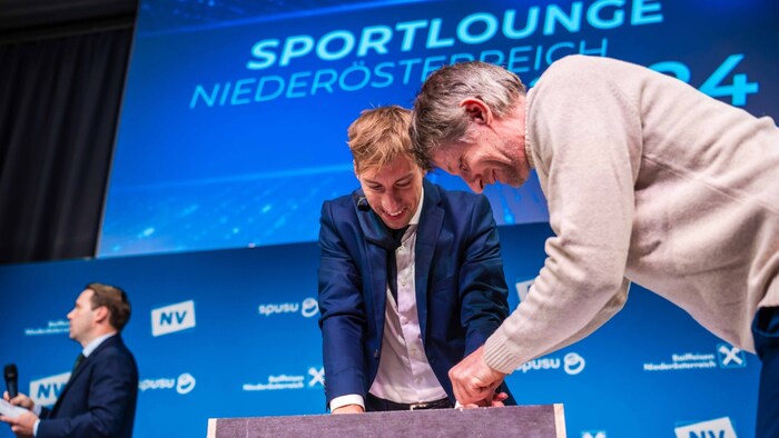 Ex-Skispringer Thomas Diethart verewigte sein Handabdrücke als Sportlegende.