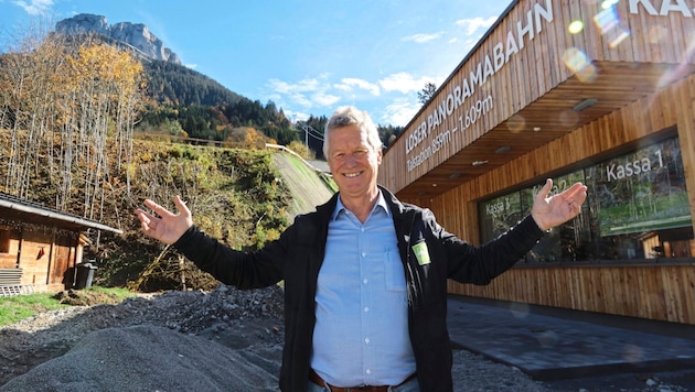 Managing Director Rudolf Huber gives a first insight into the valley station, where the panorama cabins are already ready for the first trips next week. (Bild: Jauschowetz Christian/Christian Jauschowetz)