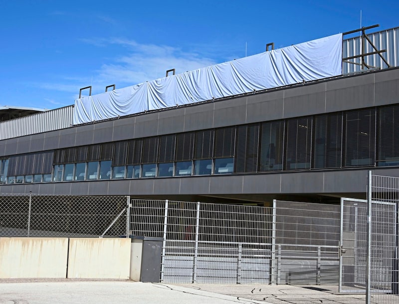 Curious: a white tarpaulin now permanently covers the letters "28BLACK-Arena". (Bild: Pessentheiner/f. pessentheiner)