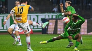 Austria Lustenau (in Grün) erkämpfte sich gegen Ried beim 1:1 einen Punkt. (Bild: GEPA pictures)