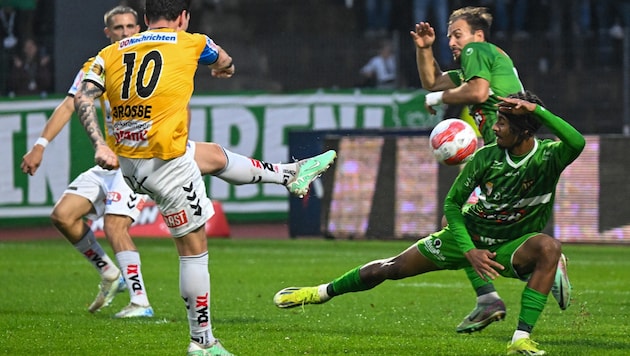 Austria Lustenau (in Grün) erkämpfte sich gegen Ried beim 1:1 einen Punkt. (Bild: GEPA pictures)