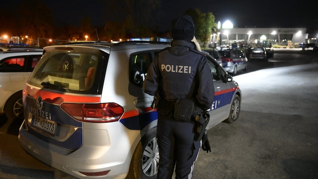 Ein Großaufgebot der Polizei fahndete Freitagabend nach dem flüchtigen Täter. Die Straßen waren weiträumig abgesperrt.  (Bild: Antal Imre/Imre Antal)