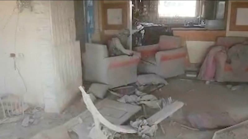 Screenshot aus jenem Drohnenvideo, das den schon verletzten Hamas-Chef am Mittwoch in einer verwüsteten Wohnung in Süd-Gaza zeigt. Zu dem Zeitpunkt wussten die Israelis allerdings nicht, wen sie vor sich hatten. (Bild: AP)