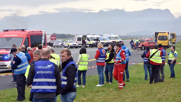 Large contingent of emergency services during the exercise at Salzburg Airport (Bild: Flughafen Salzburg)