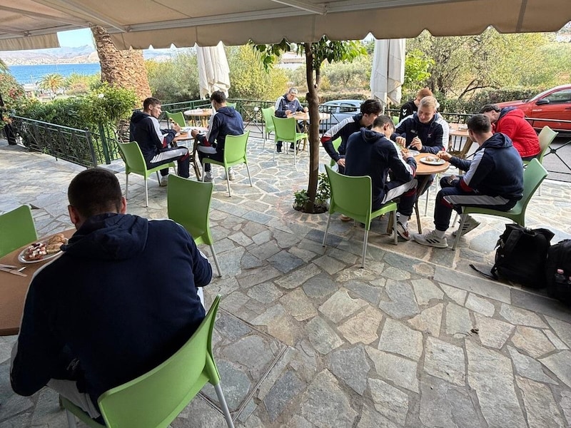 Die Fivers sind im Hotel Almira Mare in einer Bucht von Chalkida bestens aufgehoben. (Bild: Toni Nigg)