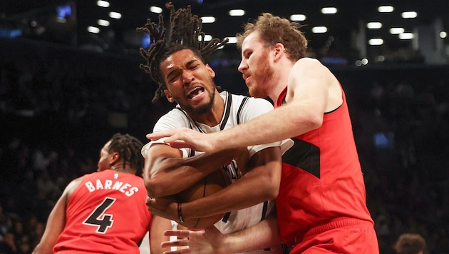 Jako Pöltl (right) in a duel with Ziaire Williams from the Brooklyn Nets (Bild: AP)