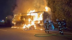 Der Auflieger stand binnen kürzester Zeit in Vollbrand. Die Feuerwehren konnten den Brand unter Kontrolle bringen. (Bild: ZOOM Tirol)