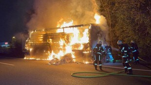 Der Auflieger stand binnen kürzester Zeit in Vollbrand. Die Feuerwehren konnten den Brand unter Kontrolle bringen. (Bild: ZOOM Tirol)